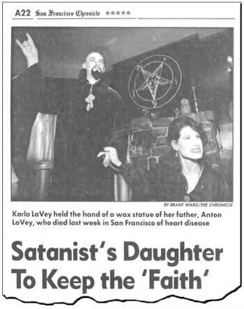 Foto mostrando estátua do satanista Anton LaVey e sua filha em um artigo em um jornal