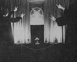 Satanistas adorando o diabo representado pela sua estrela.